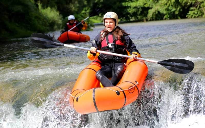Packraft monoposto sulle rapide del fiume Lao