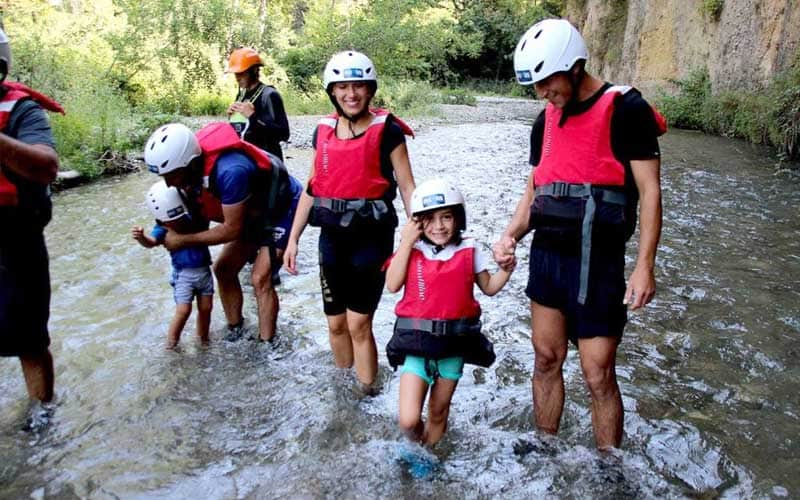 River walking nelle gole del Lao prima della discesa rafting