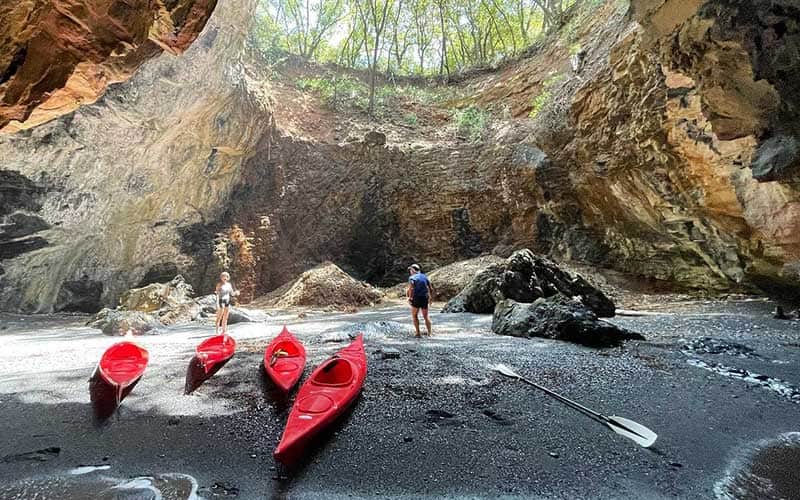 Kayak tra grotte marine e acqua cristallina