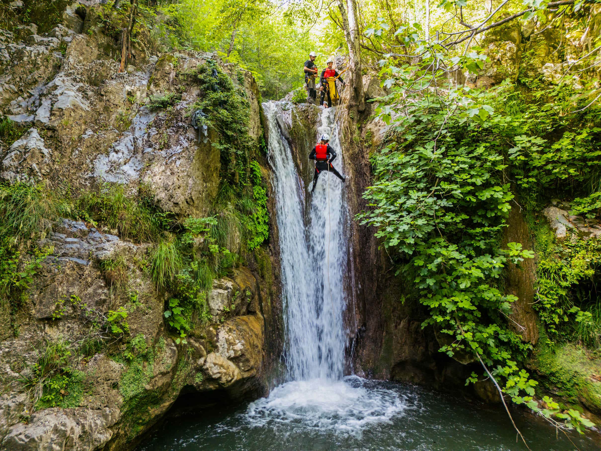 Team building outdoor in Calabria: il gruppo si vede sul fiume
