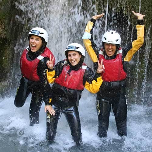 Muta in neoprene e giacca d'acqua fornite da River Tribe