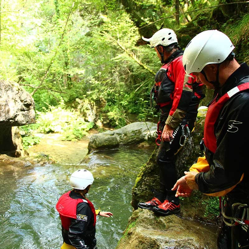 Spedizione canyoning avanzata tra roccia e acqua