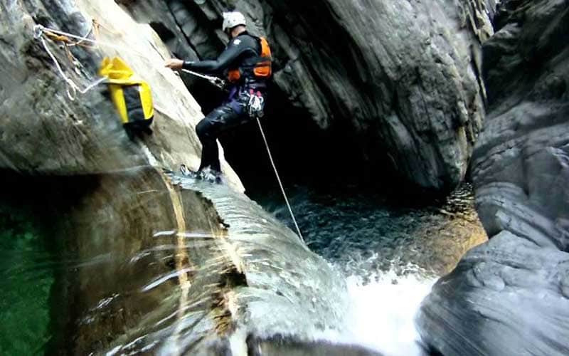 Discesa canyoning in corda lungo una cascata del Pollino