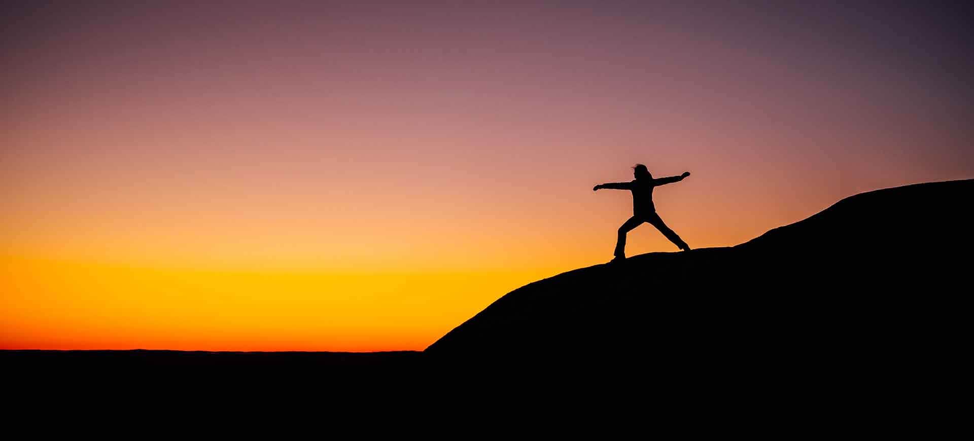 Pratica yoga al tramonto nel paesaggio del Pollino