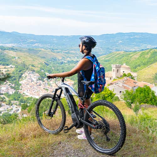E-bike su un belvedere sopra i borghi del Pollino