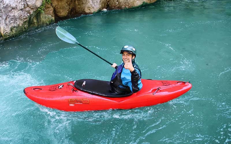 Kayaker guidato nelle acque turchesi del fiume Lao