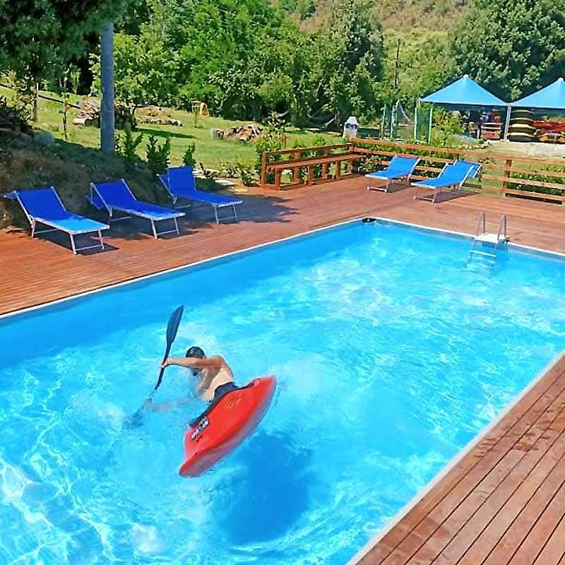 Prima lezione di kayak nella piscina del River Camp