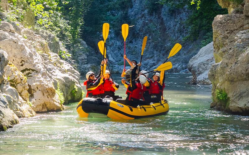 Exploring Lao Rafting Expedition tra le gole del fiume Lao, acqua e roccia
