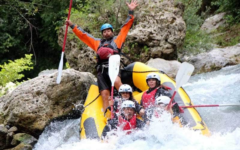 Equipaggio Rafting No Limits di River Tribe in un tratto adrenalinico del Lao