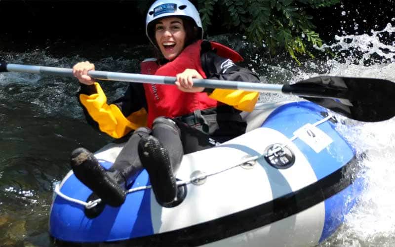 River tubing coast to coast lungo un tratto lungo del fiume Lao
