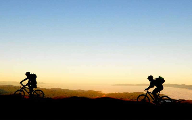 Ciclisti al tramonto lungo il tour dei borghi del Pollino