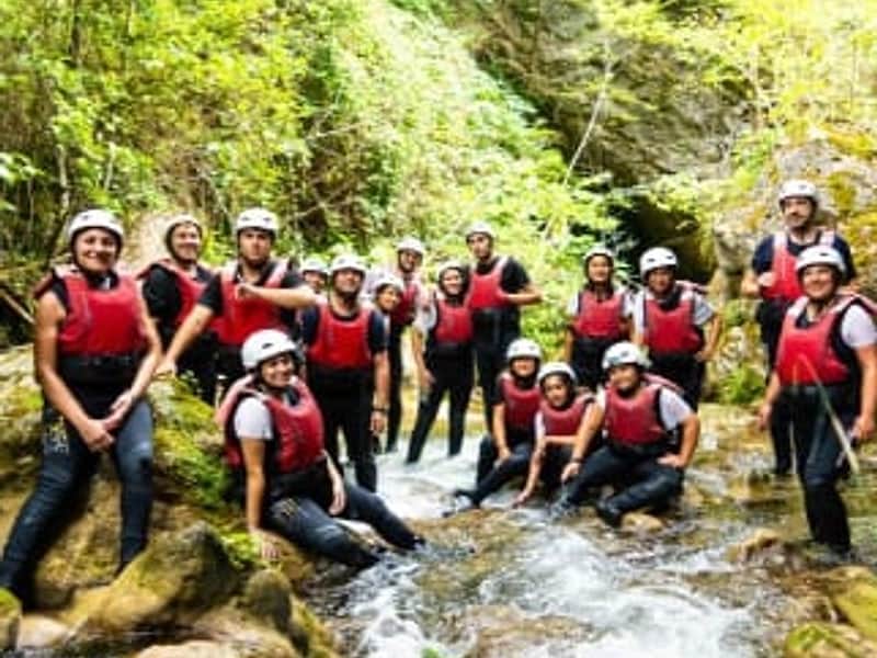 Gruppo in river walking nelle gole del Lao