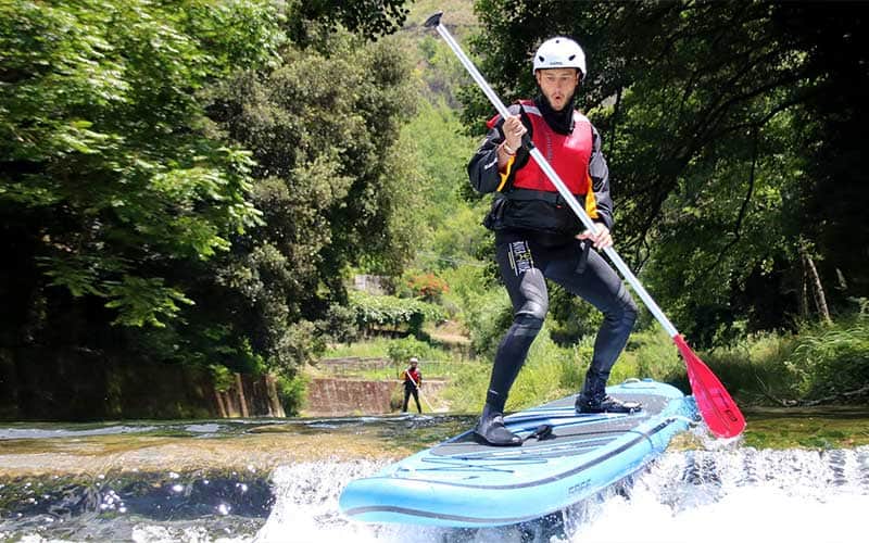 Stand up paddle sulle acque calme del fiume Lao