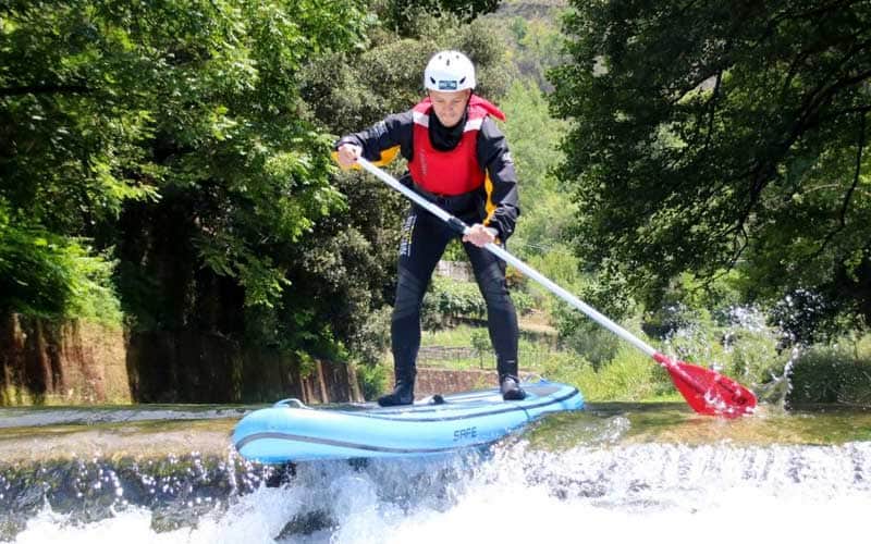 Equilibrio e respirazione su una tavola SUP nel fiume Lao