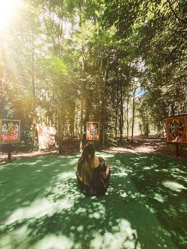 Momento di benessere nel bosco prima del river walking