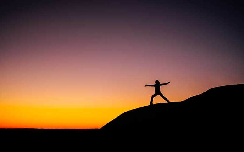 Sessione yoga all'aperto vicino al fiume Lao