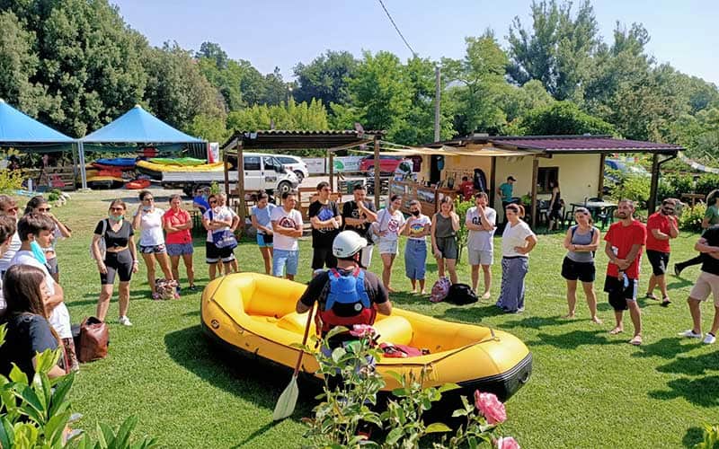 Gruppo al River Camp prima di un'attività outdoor