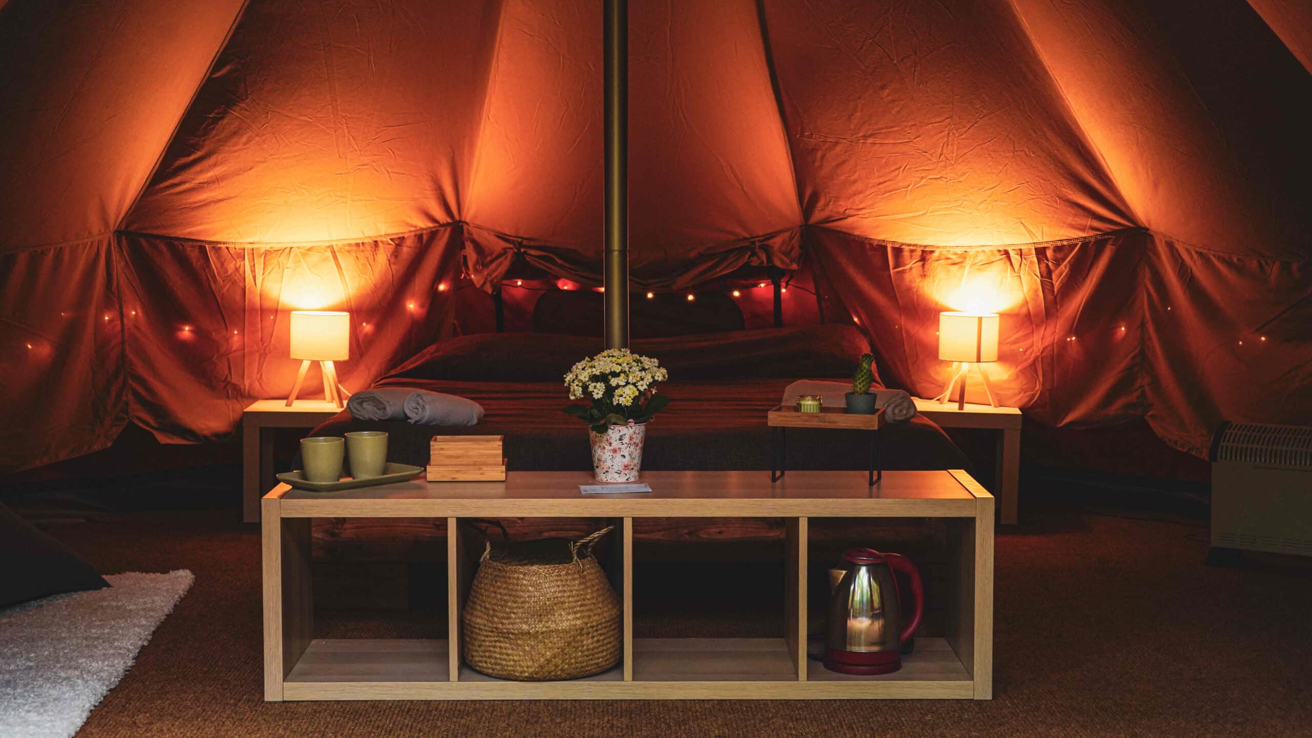Tenda glamping River Tribe tra alberi e pedane del River Camp