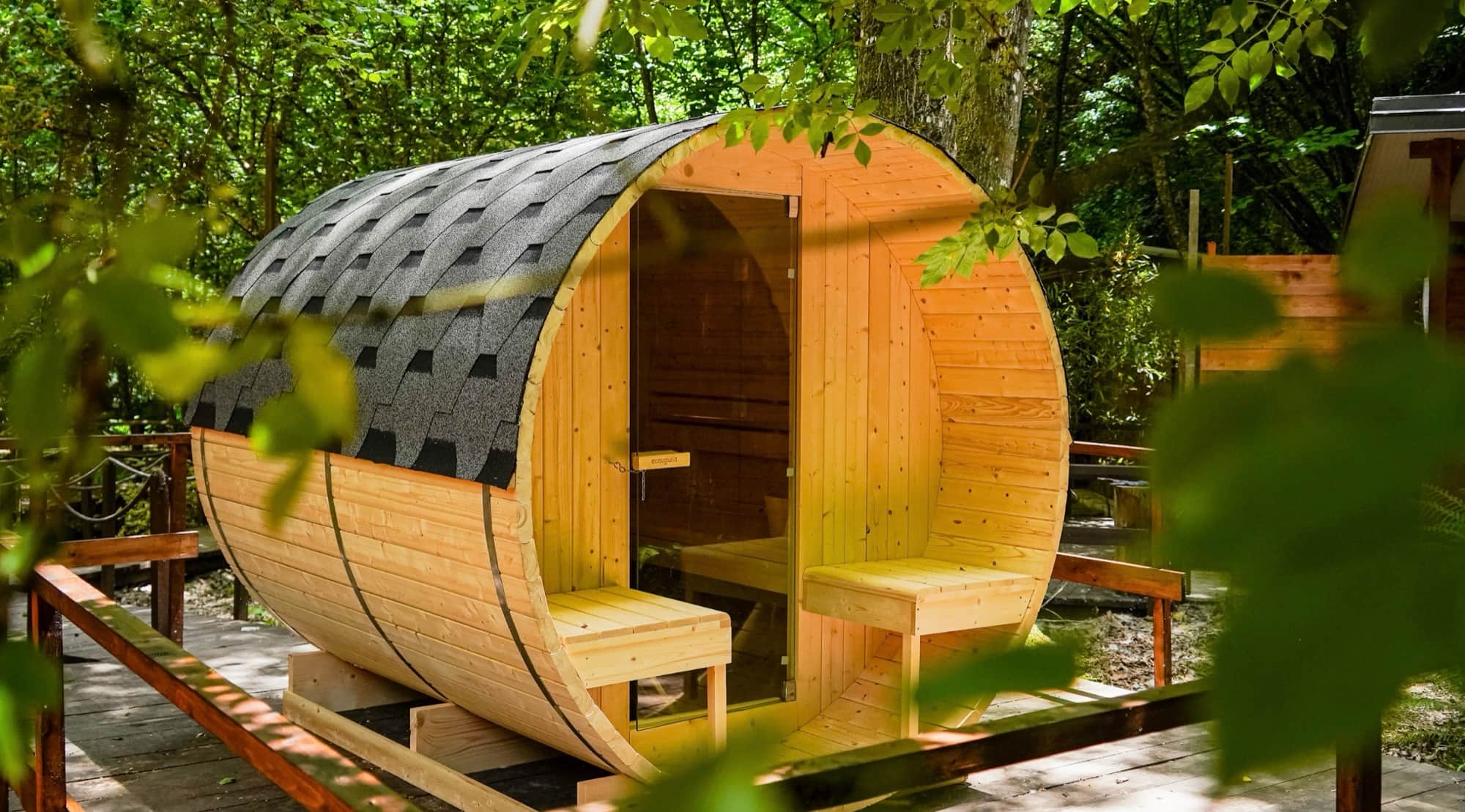 Sauna a botte in legno immersa nel bosco del River Camp