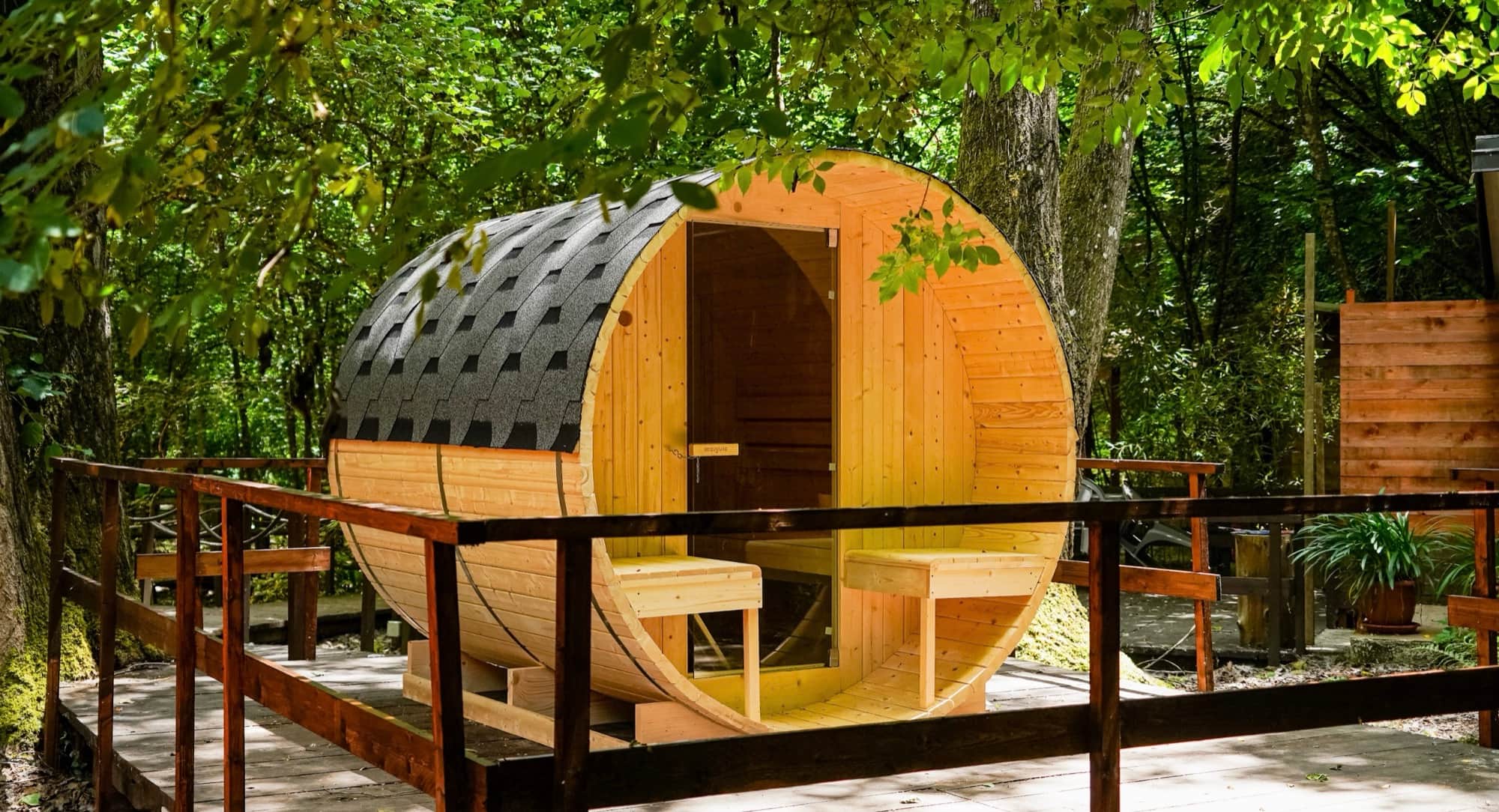 Sauna River Tribe tra gli alberi e le passerelle in legno