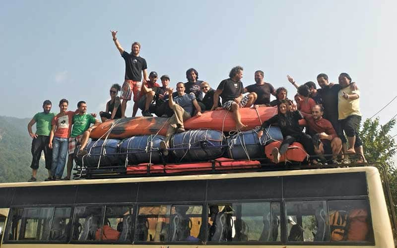La squadra di una spedizione River Tribe con gommoni e attrezzatura