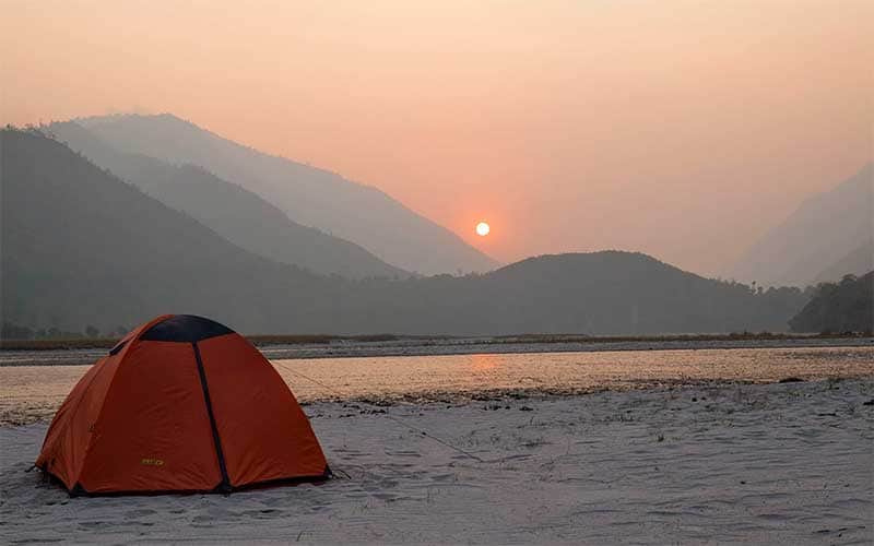 Campo di spedizione sul fiume tra India e Nepal al tramonto