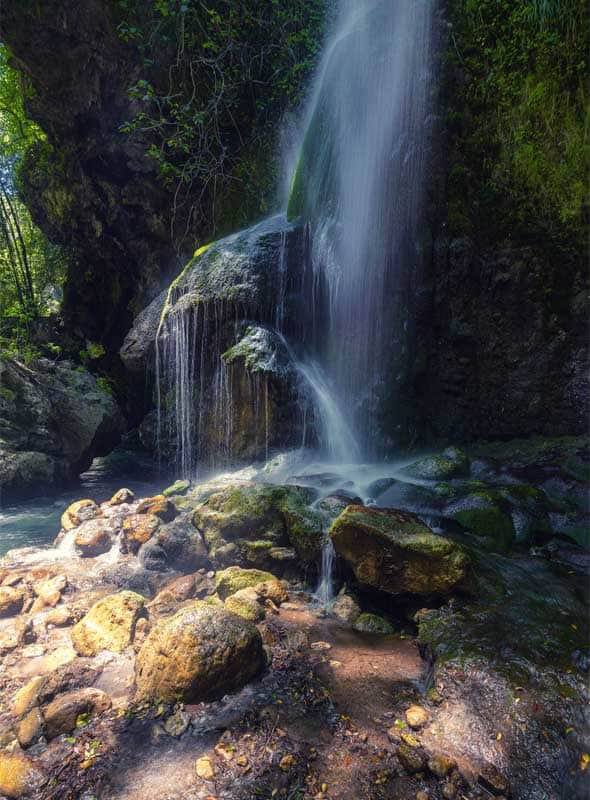 Una cascata nascosta nel bosco del Parco Nazionale del Pollino