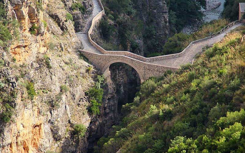 Civita. Il ponte del diavolo